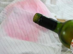 如何去除葡萄酒渍？衣服上的红葡